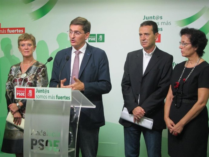 En el centro, el secretario general del PSOE, José Luis Sánchez Teruel