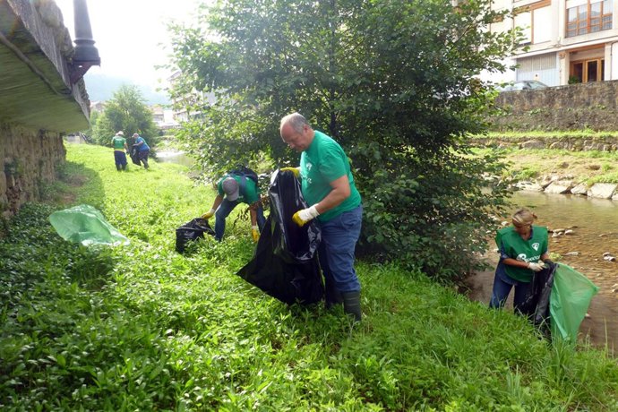 Recogida de residuos en el río Vallino en Ampuero