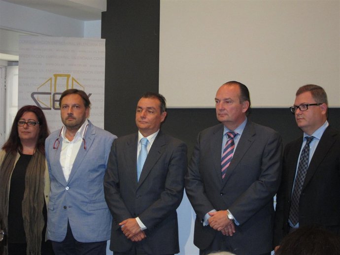 Navarro y Morata con los portavoces de la comisión de turismo de CEV y Cámara.