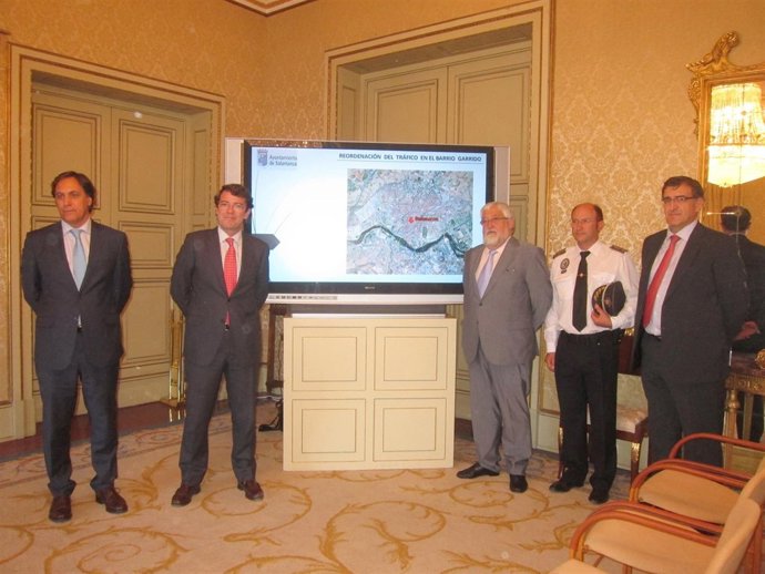 El alcalde de Salamanca y otras autoridades en el acto de presentación.