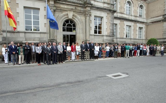 Concentración ante la Xunta por el crimen de violencia de género de Verín