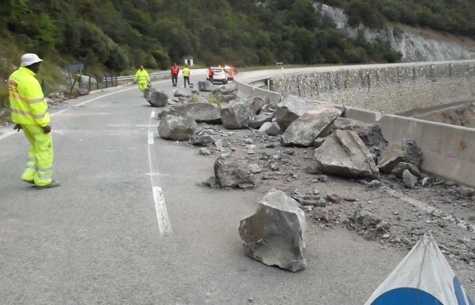 Imagen de las piedras caídas en la carretera Garralda-Nagore. 