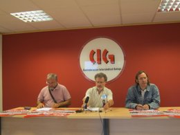 El secretario xeral de la CIG, Suso Seixo, en el centro