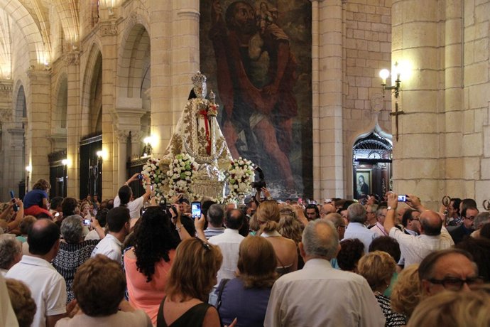 Fieles con la Virgen de la Fuensanta