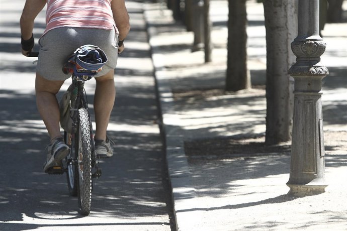Recursos de gente en bici por un parque