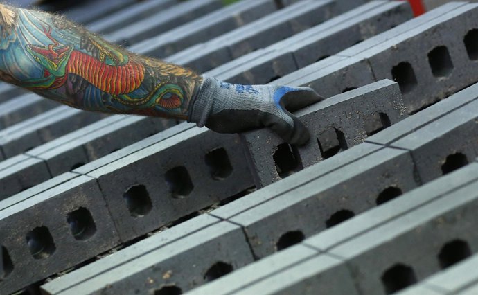 Un trabajador revisa una serie de ladrillos en la fábrica Wienerberger en Dosthi