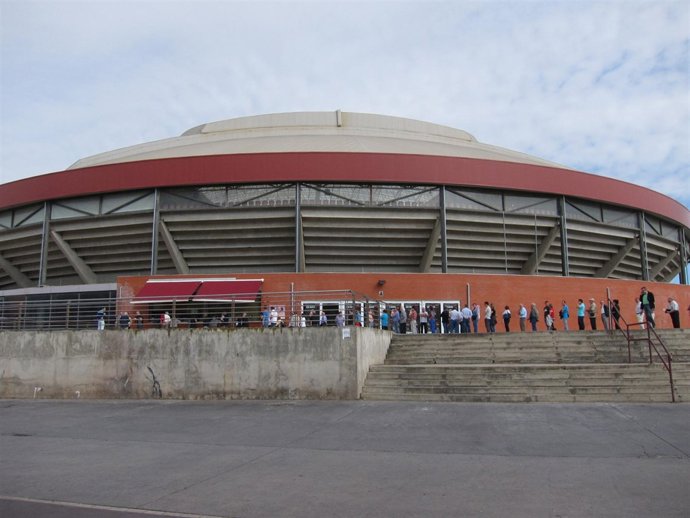 Filas en la plaza de toros de La Ribera