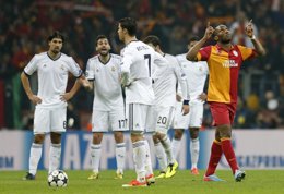 Drogba celebra un gol en el Galatasaray-Real Madrid