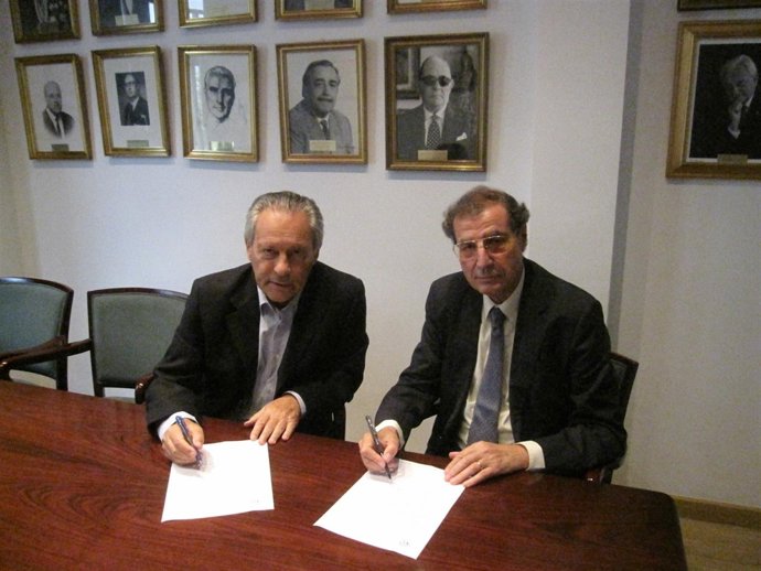 El doctor José Manuel Pastor y el presidente del Ateneo Manuel Ángel Castañeda