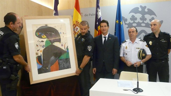 Fernando Gilet junto a la maqueta extraviada 