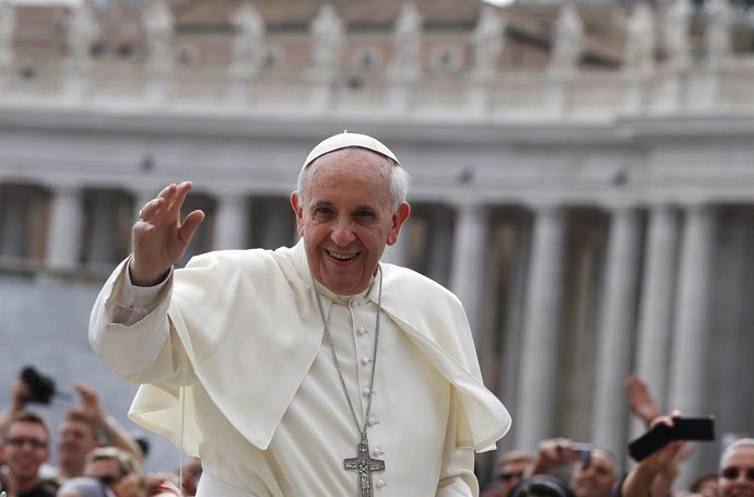El Papa Francisco saluda a una multitud rumbo a su audiencia geneneral de los mi