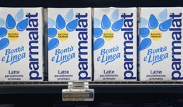 Imagen de archivo de unas cajas de leche de Parmalat en un supermercado de Roma,