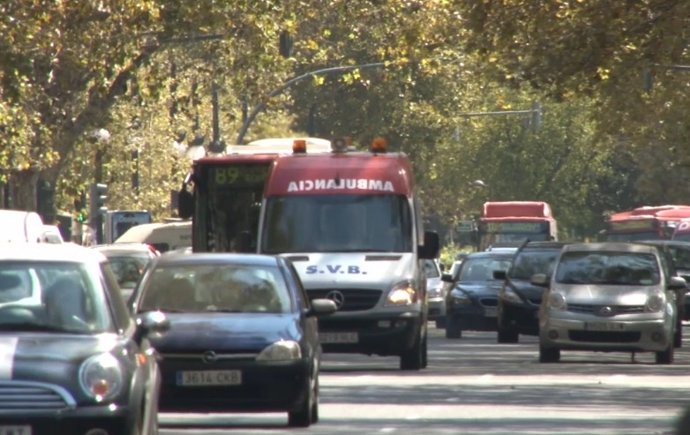 Una ambulancia circulando por Valencia