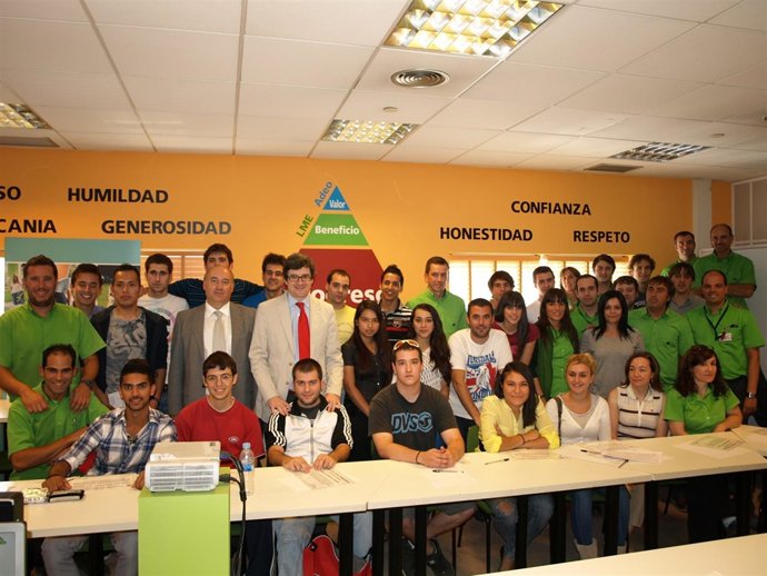 Iribas, con los alumnos que han realizado las prácticas en Leroy Merlin.