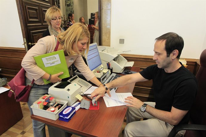 Entrega de firmas de PACMA en el Congreso contra la fiesta del Toro de la Vega