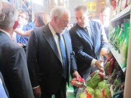 Cañete realiza un recorrido por la planta de ensaladas elaboradas de Primaflor