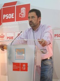 El PSOE considera "escandaloso" que los trabajadores extremeños cobren 101 euros menos  que  hace un año