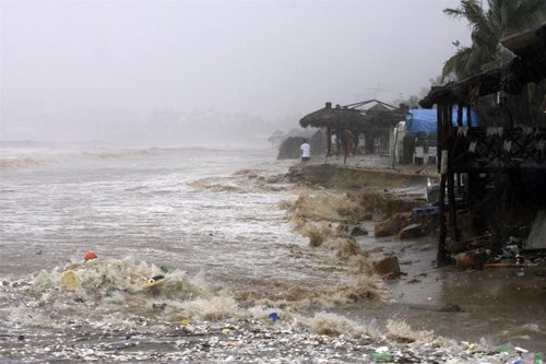 Fuertes mareas en una playa de Acapulco, México, sep 15 2013