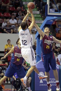 Mirotic tira a canasta en la final de la Supercopa