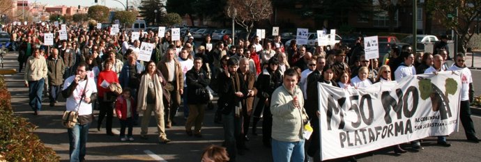 Vecinos en una manifestación en contra del cierre de la M-50
