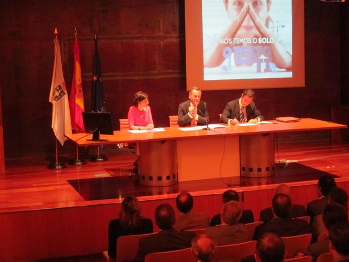 La directora del IGVS, el conselleiro Hernández y el responsable del Igape