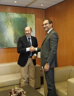 Rubalcaba con el embajador estadounidense, James Costos