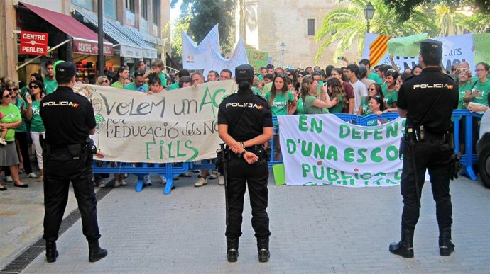 Manifestación ante el Parlament