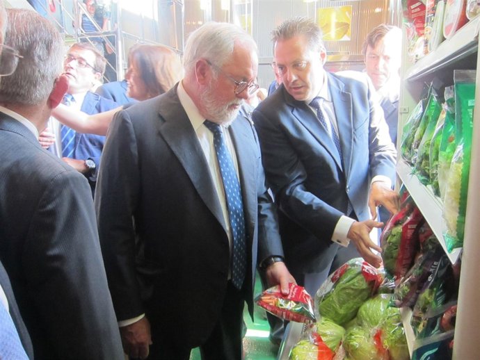 Cañete realiza un recorrido por la planta de ensaladas elaboradas de Primaflor