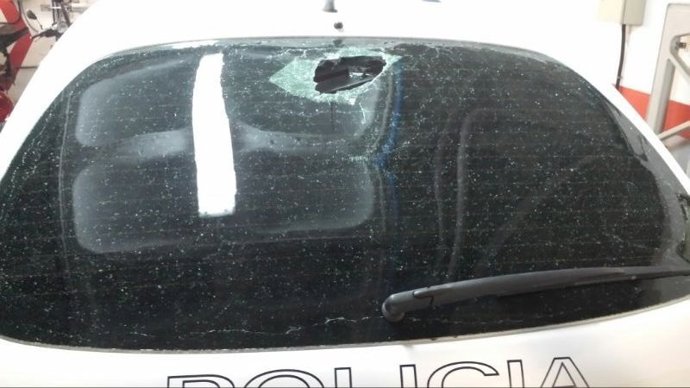 Vehículo policial dañado en el altercado de Las Rehoyas
