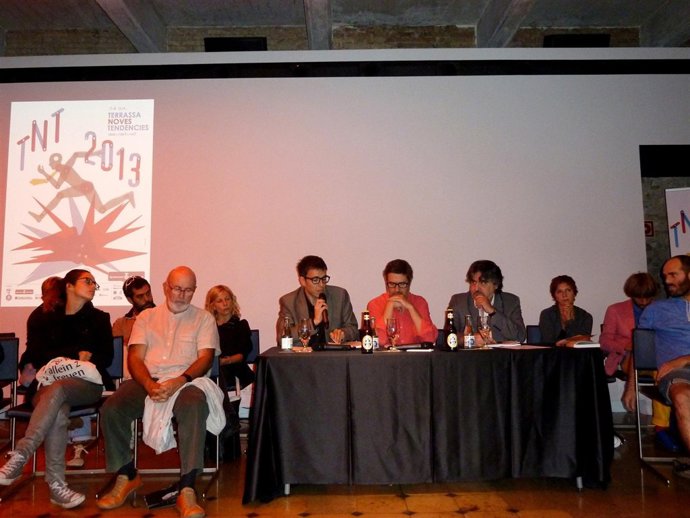 Artistas del TNT y personalidades que han asistido a la presentción.