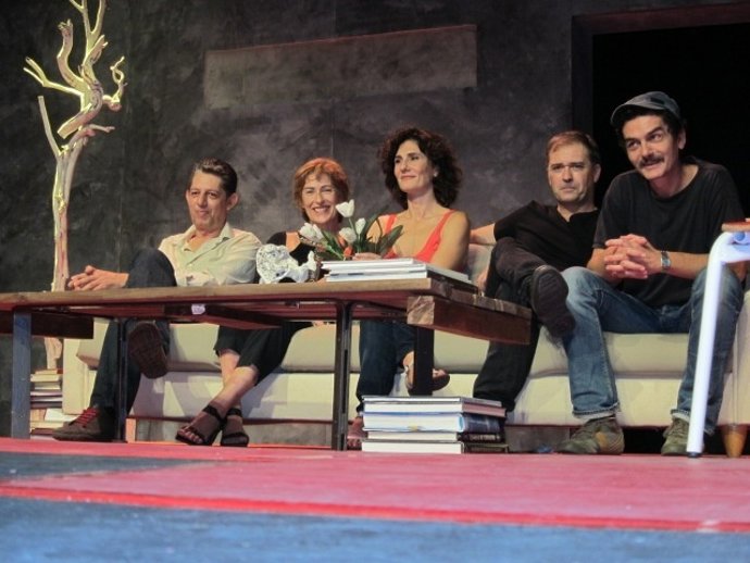 Los actores de 'Un Dèu Salvatge' en el escenario del Talía