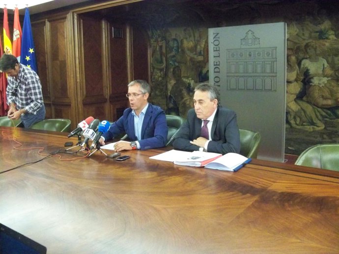 López Benito,(izquierda) informa de los cambios en el servicio municipal de Agua