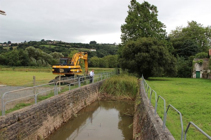 Limpieza de cauces y arroyos en Laredo