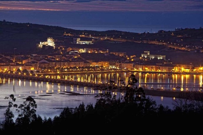 San Vicente de la Barquera de noche 