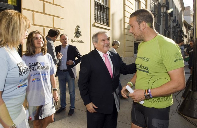Rus con el brigadista que inicia una carrera solidaria