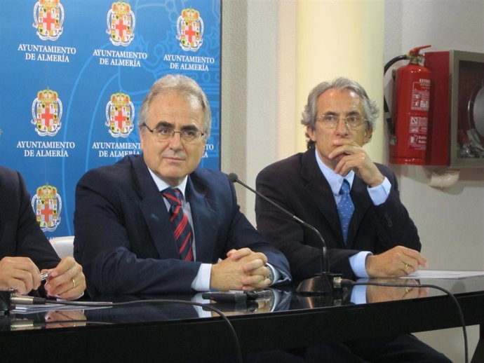 El secretario general de IIPP, Ángel Yuste, y el director de 'El Acebuche' 