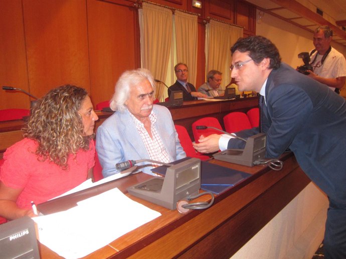 José María Bellido conversa con Rafael Gómez y Aurora Aguilar antes del Pleno