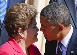 La presidenta de Brasil, Dilma Rousseff, conversa con su homólogo de Estados Uni