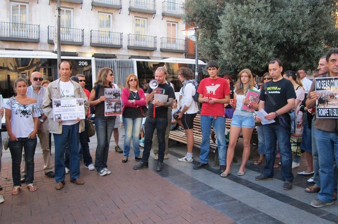 Algunos de los asistentes a la protesta contra el Toro de la Vega en Valladolid