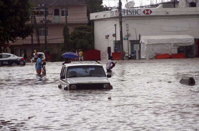 Un vehículo en una calle inundada en Acapulco, México, sep 15 2013