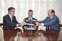 López dice a Bildu que se deje de "cantos forales" y concrete sus críticas al pacto fiscal PNV-PSE