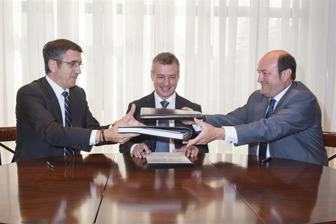 Patxi López en la firma del acuerdo en Lehendakaritza