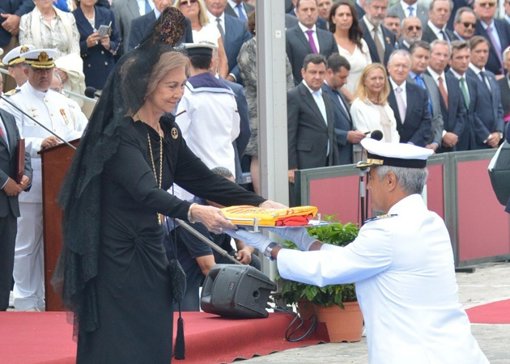 La Reina Sofía hace entrega de la bandera de españa al buque Juan Carlos I