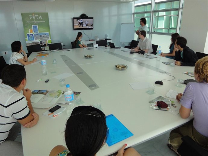 La delegación rusa que visitó el PITA atiende las explicaciones sobre Xilacurve