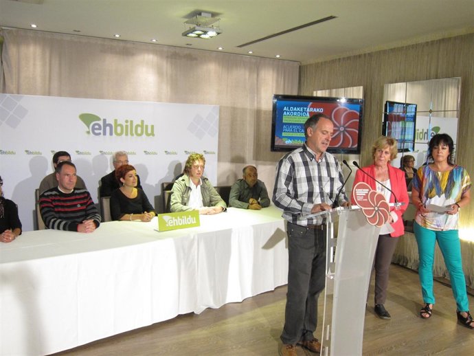 Adolfo Araiz, Miren Aranoa y Asun Fernández de Garaialde, de EH Bildu.