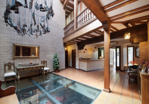 Hostal Puerta Bisagra de Logis Hoteles