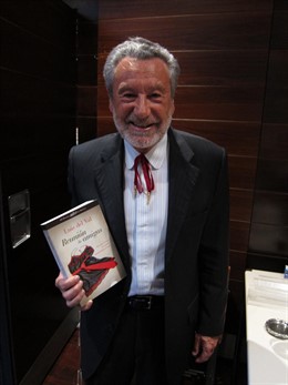 El escritor Luis del Val presenta 'Reunión de Amigas'