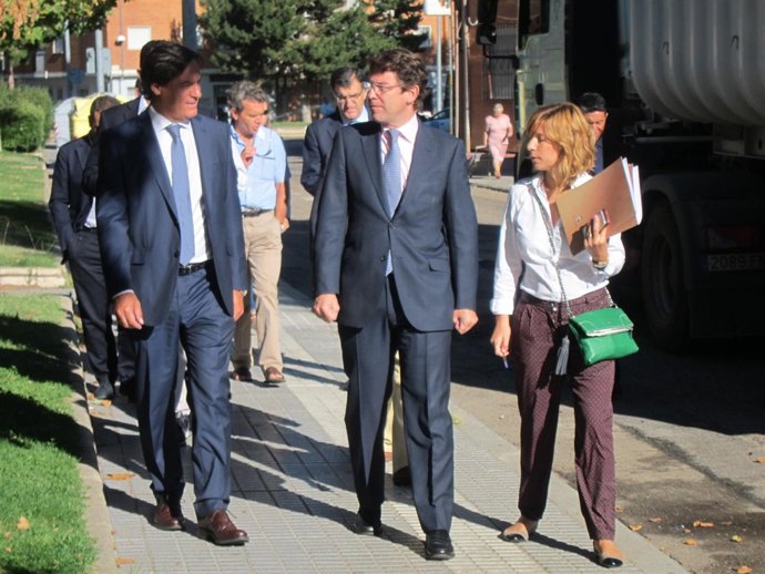 El alcalde de la ciudad junto a miembros del Ayuntamiento.