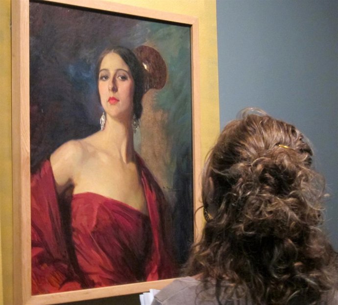 Una espectadora ante el retrato de Concha Piquer