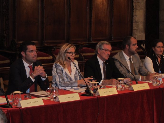 X.Amor (FMC); la vicepresidenta, J.Ortega; el alcalde de Barcelona, X.Trias y M.